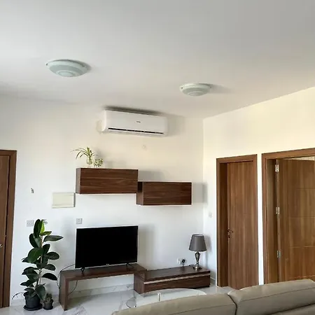 Δωμάτια σε οικογενειακή κατοικία Airport Double Bedroom With Shared Bathroom, Penthouse With Bbq Facilities