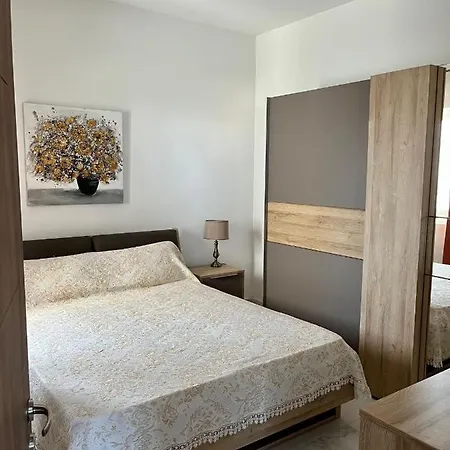 Airport Double Bedroom With Shared Bathroom, Penthouse With Bbq Facilities Δωμάτια σε οικογενειακή κατοικία *