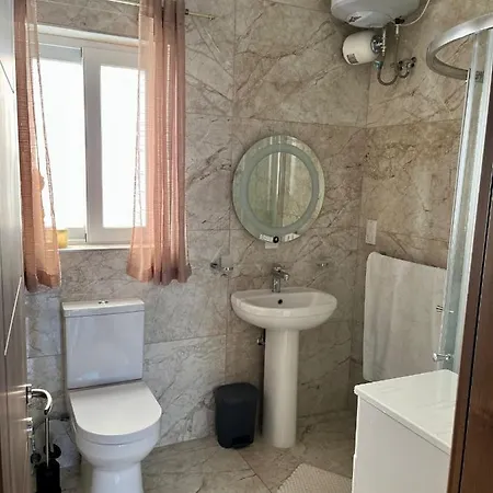 Airport Double Bedroom With Shared Bathroom, Penthouse With Bbq Facilities Quarto em Acomodações Particulares Mqabba