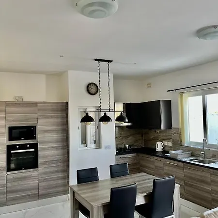 Airport Double Bedroom With Shared Bathroom, Penthouse With Bbq Facilities *